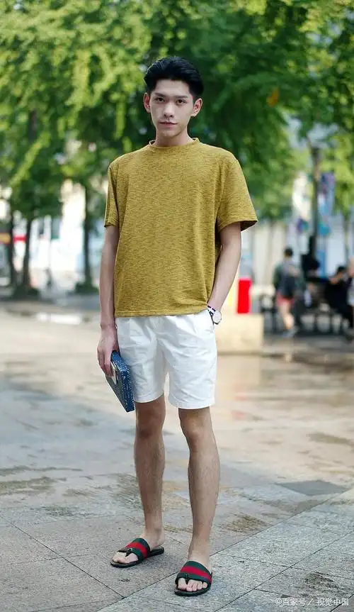 下面就为大家推荐几种适合夏季帅气男生穿搭.