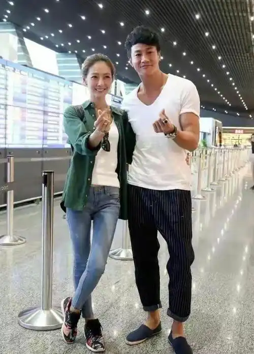 何润东眼光太好素人老婆穿衬衫配牛仔裤清秀可人气质不输明星