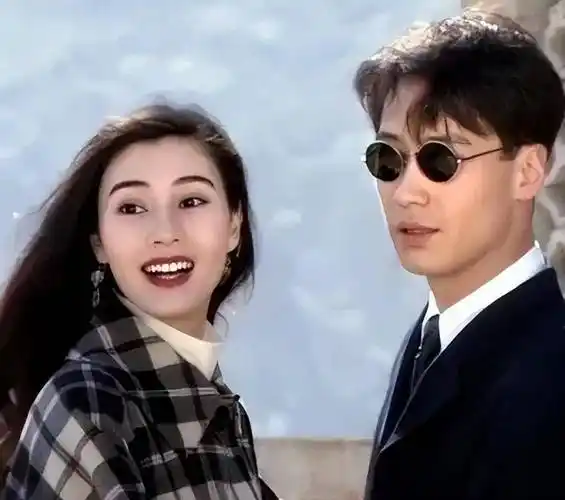 他们之间的暧昧氛围让剧组其他成员纷纷猜测黎明经常主动约李嘉欣共进