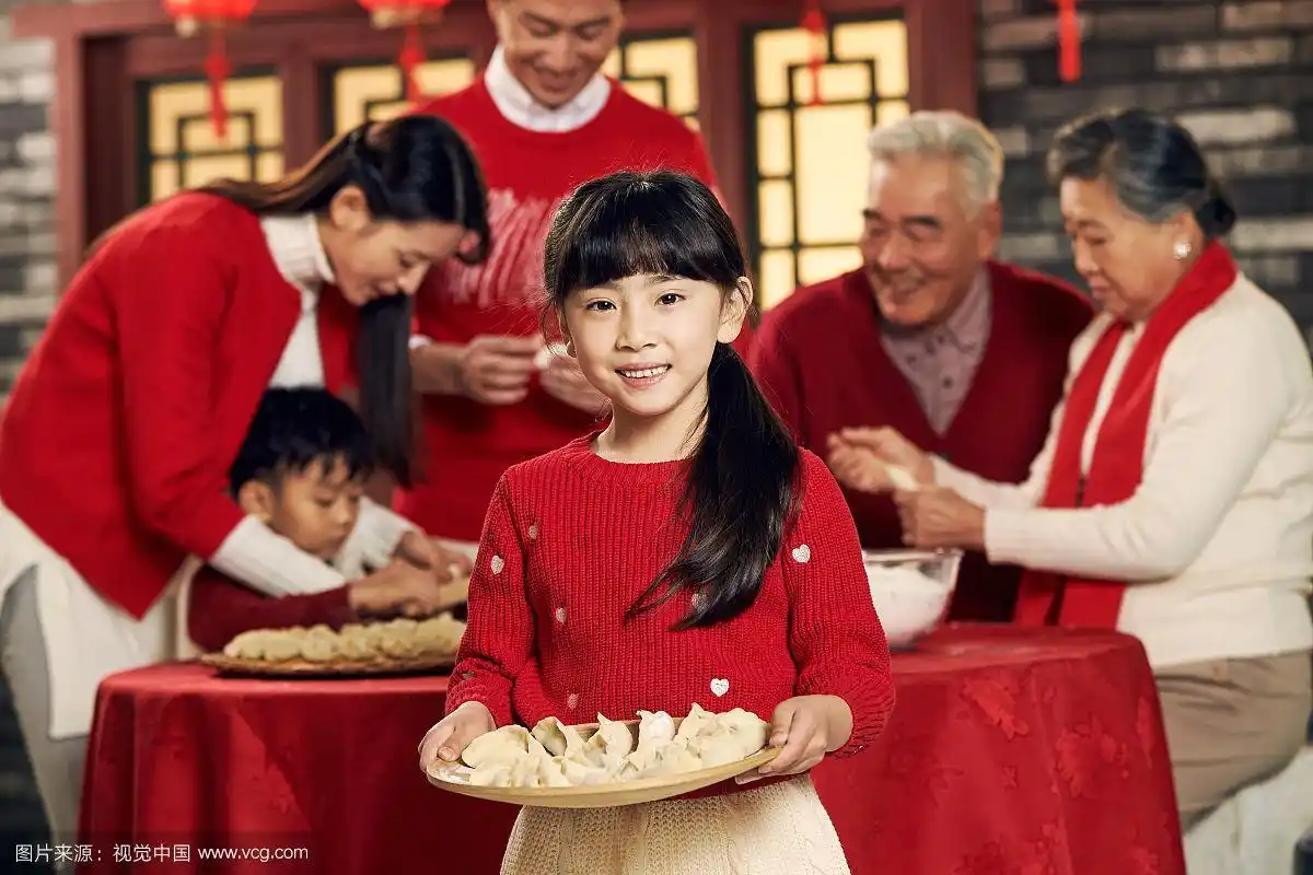 幸福家庭过年包饺子