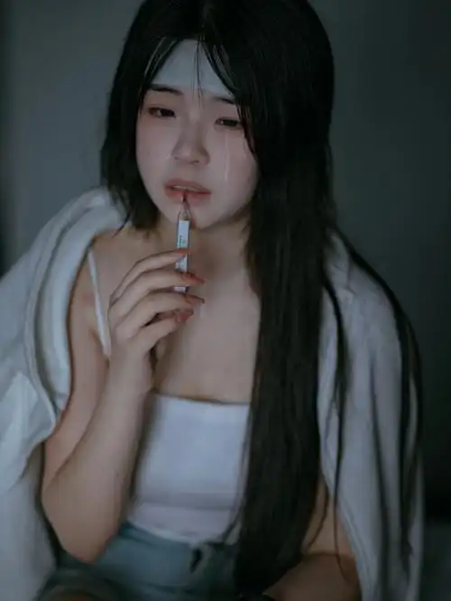 情绪青春疼痛文学女主生病风破碎感照片