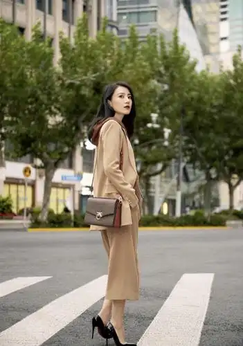 高圆圆最新街拍私服,橘色高领毛衣搭配驼色披肩,舒适又自在_腾讯新闻