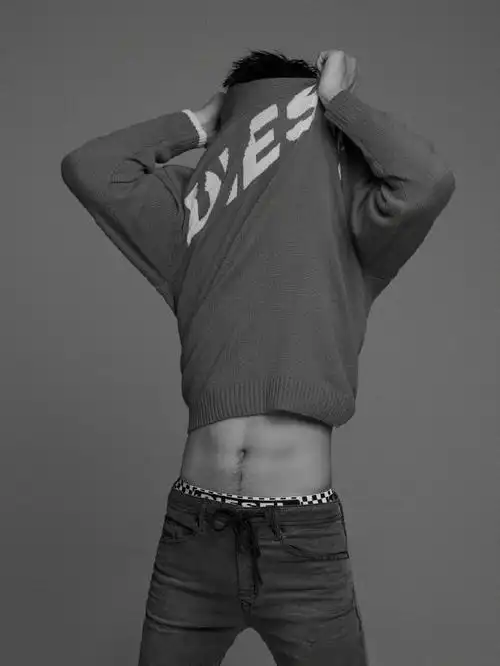 宁泽涛晒腹肌(隐隐约约露出腹肌小腹上那撮毛十分性感撩人) - 品度