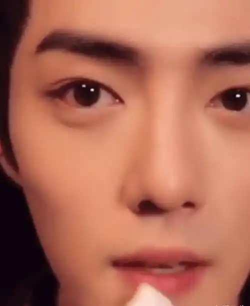 肖战化妆被镜头怼脸拍:五官颜值无可挑剔,但眼角血丝令人心疼