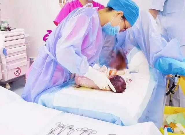 医生伸手探查了一下,果不其然,终于开了十指了!