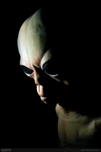 黑暗中的外星人高清图片