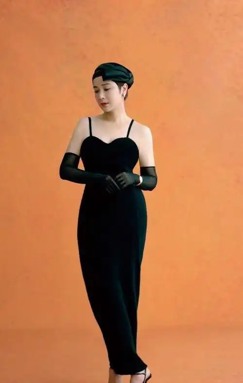 被蒋雯丽的短发惊艳穿紧身赫本风裙秀身材曲线气质好高贵