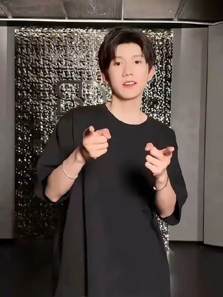 去抖发)  #王源城市捉迷藏##王源近距离生图#蜜豆多冰少糖的微博视频