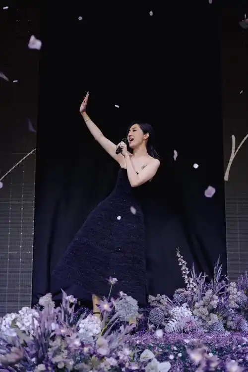 杨千嬅50岁生日会情怀拉满,真情流露再现大合唱现场_歌迷_人生_朋友