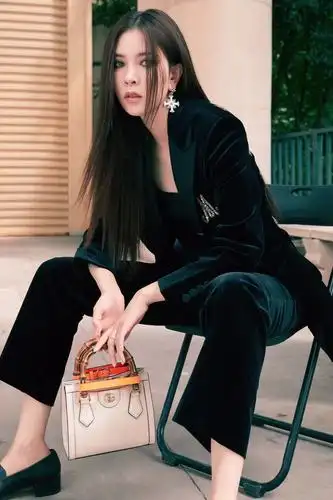 宋妍霏穿着黑色西装,经典又帅气,很有摩登范儿