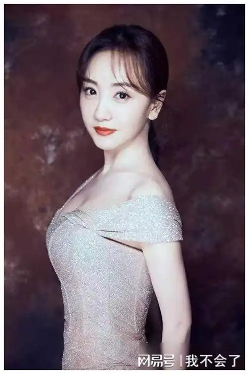 身高不足身材凑杨蓉丰满身材成最犀利武器