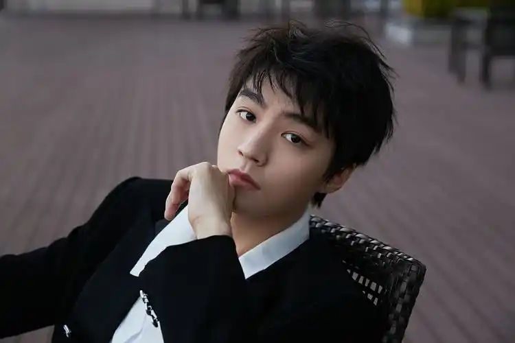 王俊凯亮相2021年金鸡百花电影节开幕式西装革履尽显风度