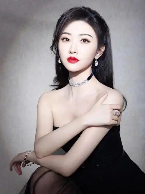 19日,演员景甜在微博上分享了一组写真照,照片中她身穿黑色抹胸长裙