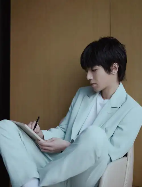 华晨宇帅气亮相发布会现场,薄荷绿西装清爽温柔 - 简书