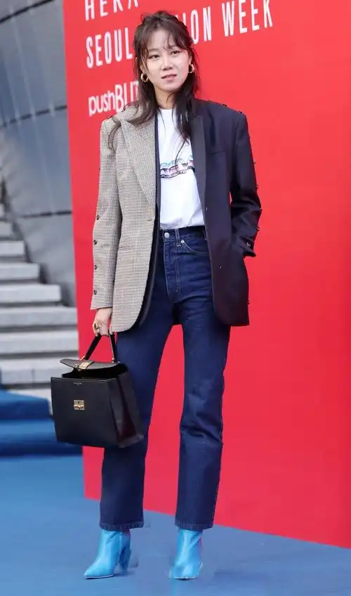 孔孝真一袭拼接西装惊艳首尔时装周不愧是韩国最会穿的女明星