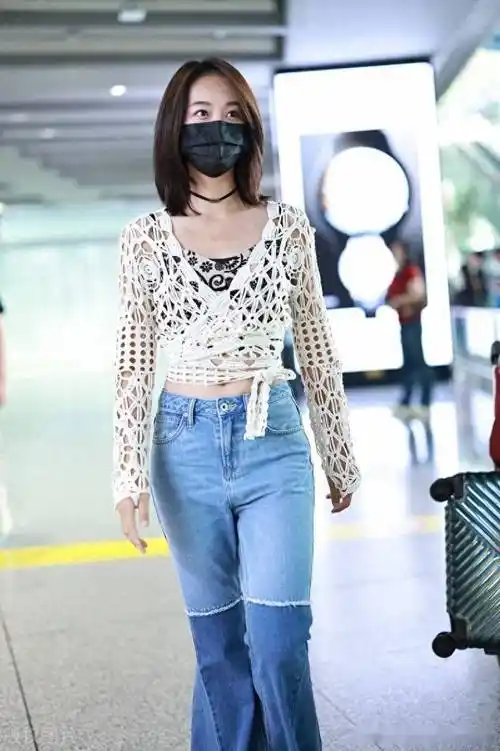 蓝盈莹北京到达,镂空针织衫搭拼色牛仔裤清爽靓丽_机场
