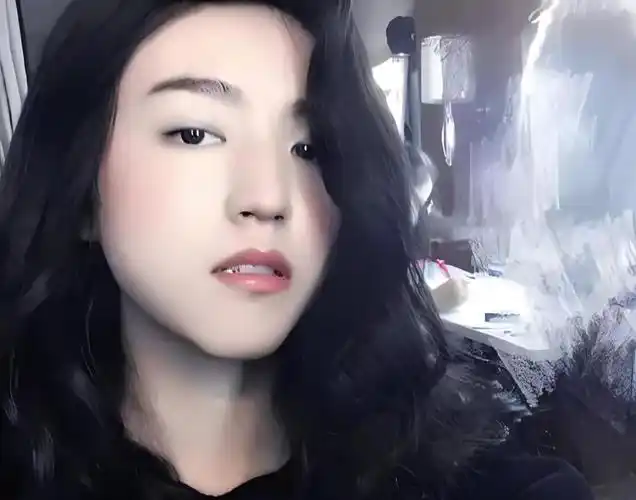 王俊凯一头大波浪卷发,有点小性感.