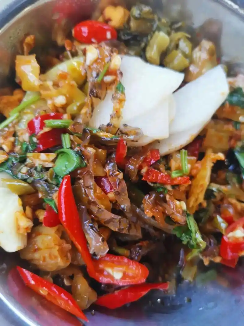 凉拌鱼皮小酥肉,芹菜辣椒炒牛肉吃大碗饭.