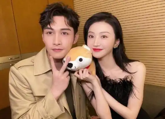 张彬彬晒与景甜合照景甜张彬彬好像一对新人