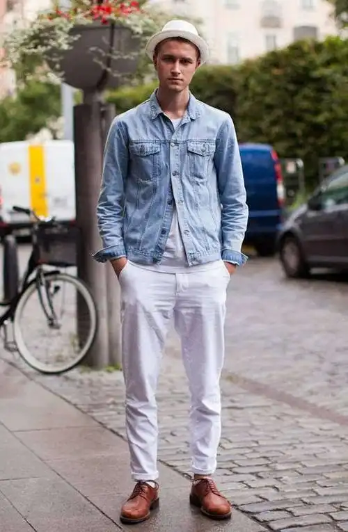 但小别扭倒是觉得,白裤子也只不过是平常生活里自然的搭配之一,霸道