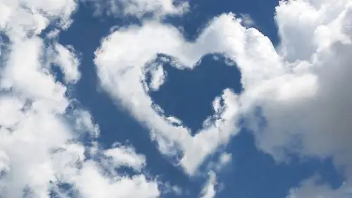 精选好看的蓝色天空中白色爱心形云朵高清爱心图片素材桌面壁纸下载第