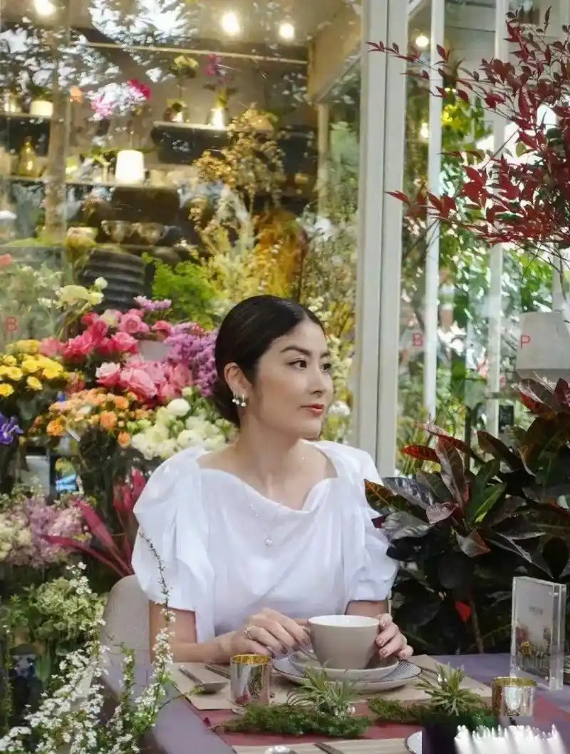 花店里的陈慧琳,看起来年轻漂亮,气质出众,眼神明亮动人,完全不像50岁