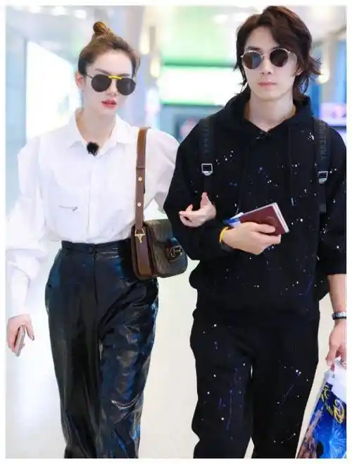 戚薇和老公走机场,女穿职场白衬衫男穿学院风卫衣,意外配一脸!