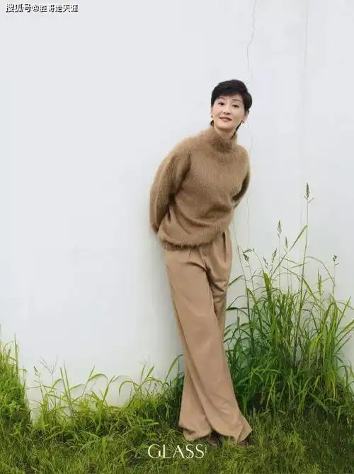 徐帆穿米咖色系的服装演绎秋日时尚,温暖温柔,50 穿上气质真好