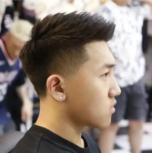 三面光男士发型还可以在侧面加入刻痕地处理,酷帅时尚又个性.