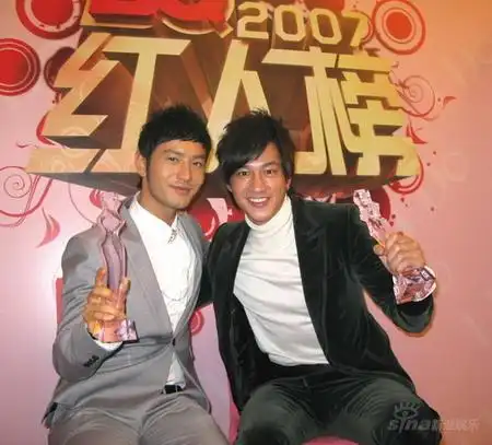 黄晓明何润东出席红人榜酷帅造型抢风头图