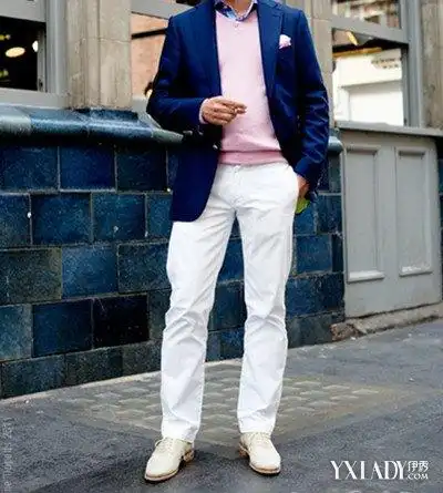 男生鞋子与白色裤子的搭配技巧 瞬间成为焦点
