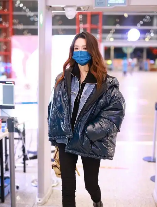 31岁李沁走机场真下功夫羽绒服搭配小脚裤秀身材气质真不一样