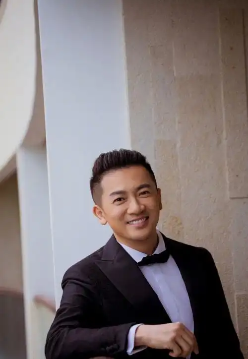 45岁苏有朋改头换面!剪豪气丸子头和约翰尼德普同台,气场真不输