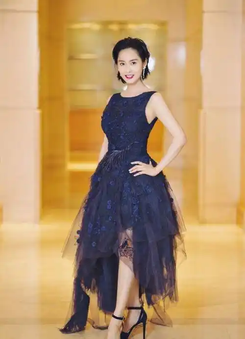 朱茵气质不减当年,穿西装配短裙美回紫霞仙子,依旧美得惊艳_黑色_身材