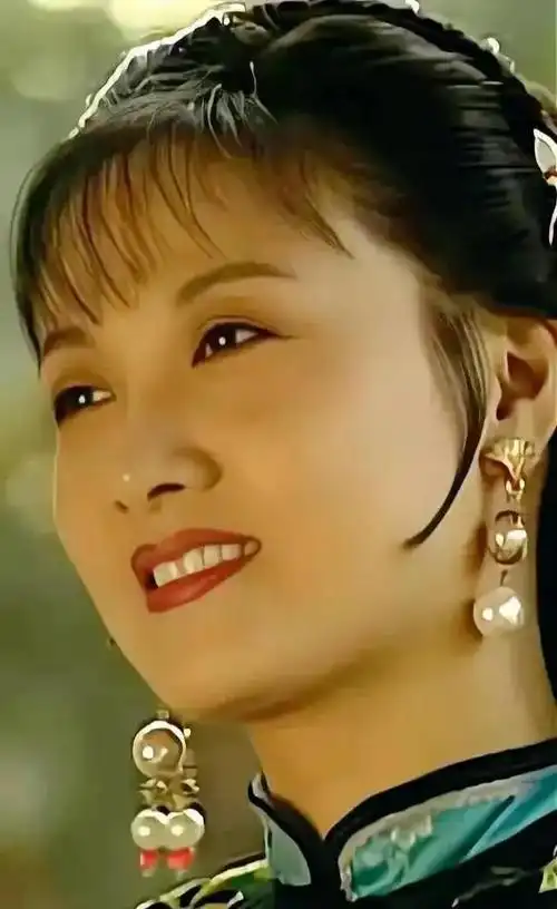 起邓婕,人们第一时间就会想起《康熙微服私访记》中的大胆大胆的宜妃