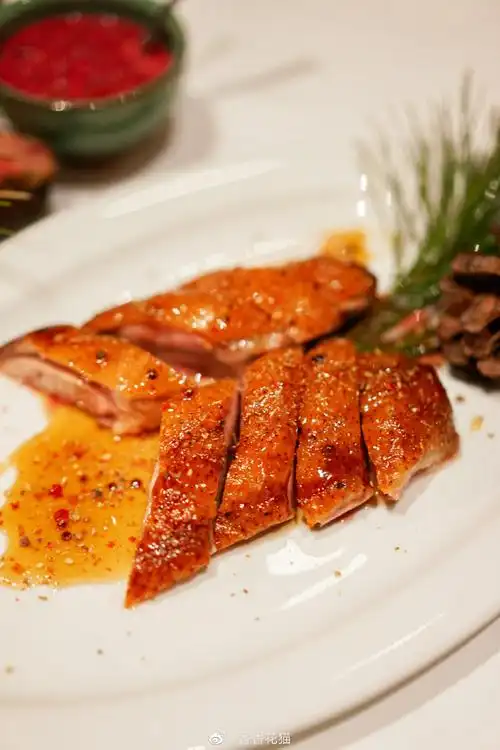 北京诺金酒店,最近推出「品松」创意菜风雅上市,让诺金的中式奢华风