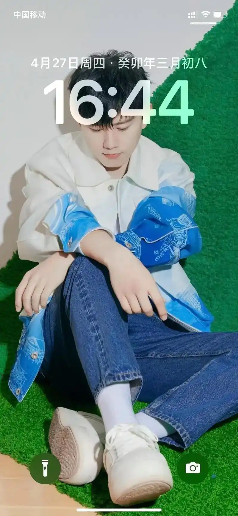 看看还有谁没换这个壁纸-张杰美照7215.