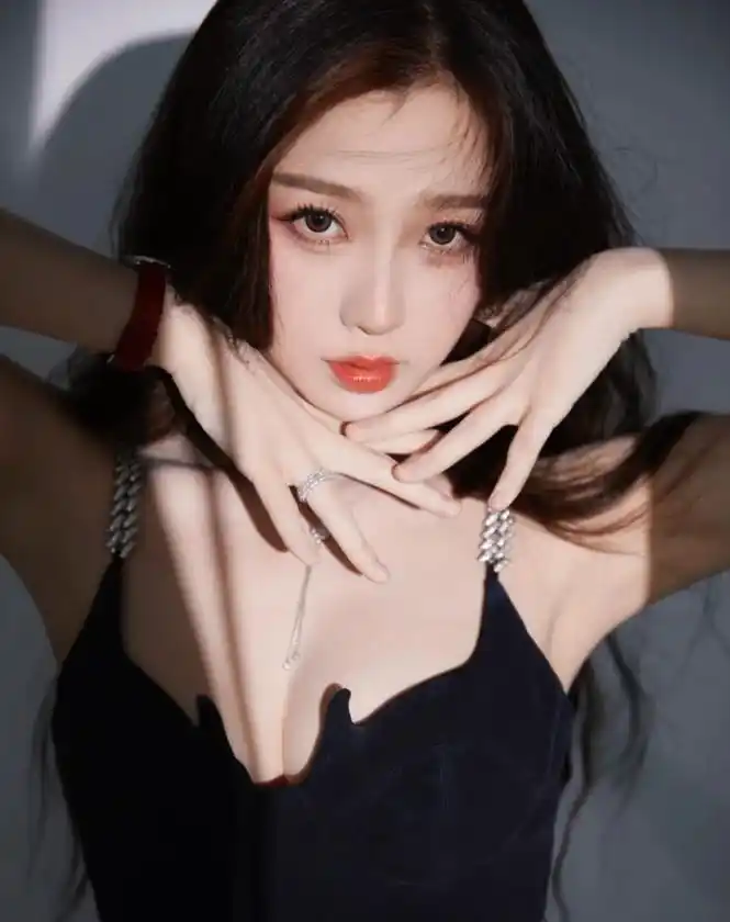 虞书欣穿吊带透视纱裙,两只"香乳"呼之欲出,网友:这谁顶的住