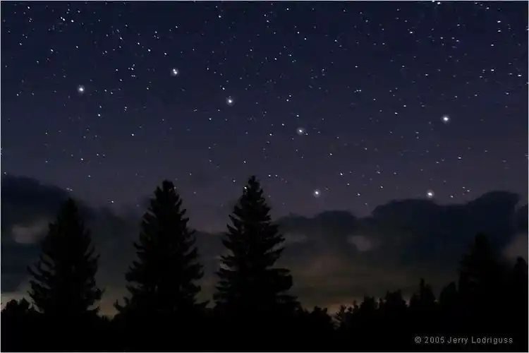 李白《夜宿山寺》每当夜幕降临,成千上万颗星星在漆黑的夜空下