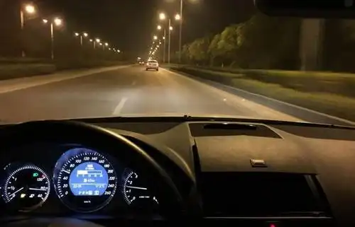 适合新手司机的晚上开车技巧,记下这些方法就能变身老司机