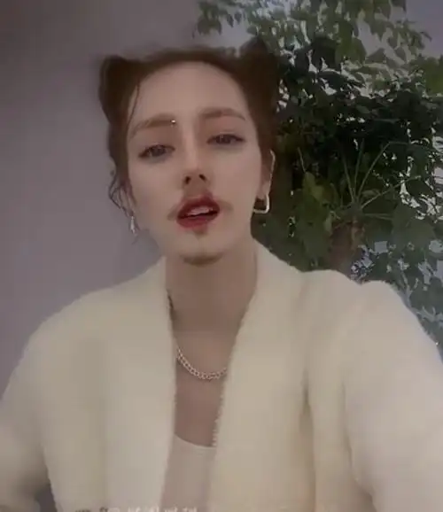 原来热巴最大的黑粉是自己晒丑照当大哥胡子拉碴没形象