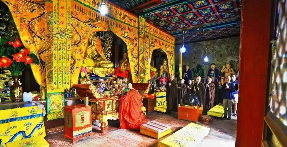 山西五台山这个寺庙,内有"中华第一石雕",因一口泉水而得名_龙泉寺_建