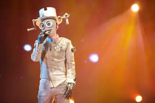 探寻《蒙面唱将》"9号"真实身份3大线索