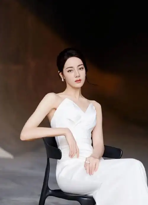 迪丽热巴穿白色抹胸长裙盘发造型气质优雅