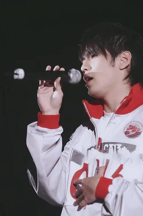 周杰伦年轻的时候非常有气质的,只是现在月半了而.