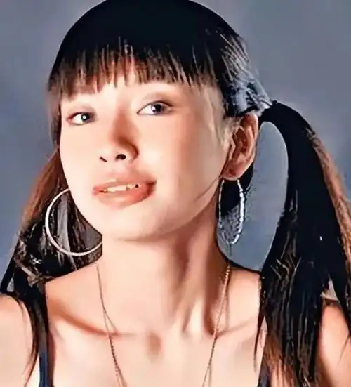 杨颖能从一个名不见经传的小模特,一步步走到今天的位置,其间的努力和