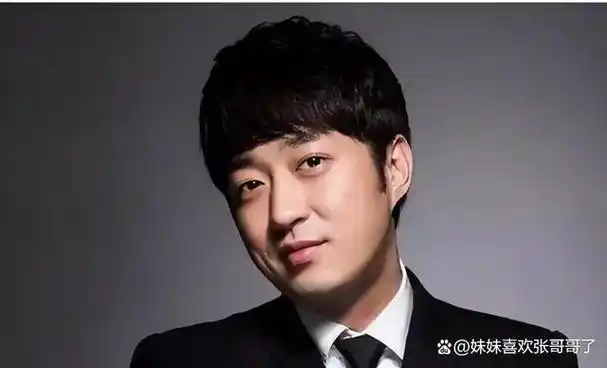 baby与经纪人挽手去酒店两人相拥举止亲密黄晓明疑找baby替身