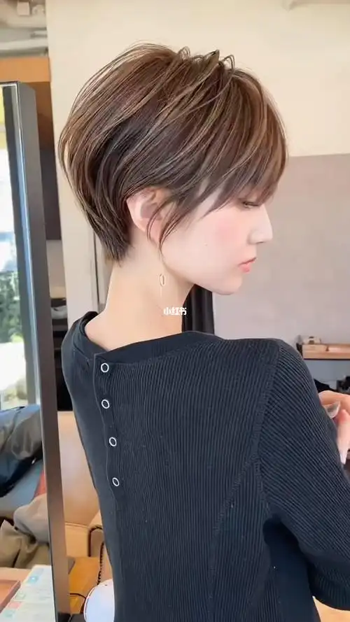 女生超短发烫发分享俏丽气质纹理短发