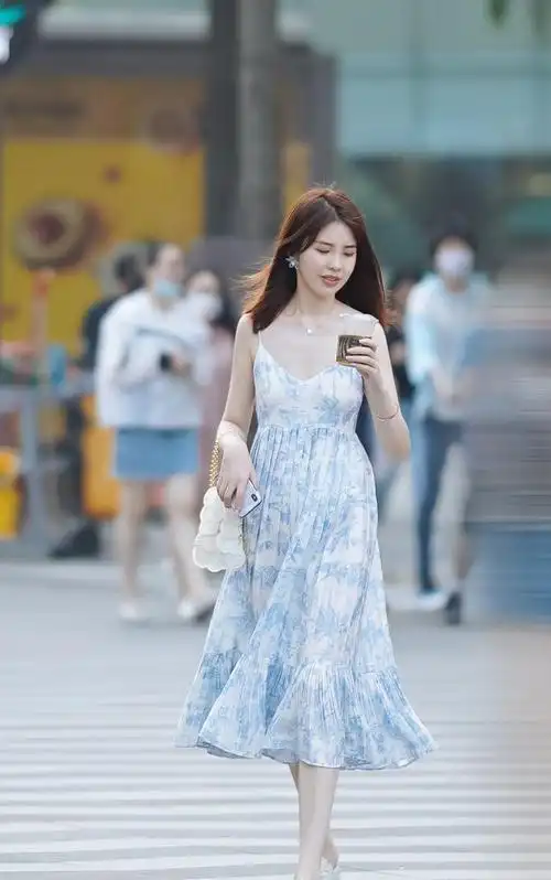连衣裙尽显甜美风格,穿出女神气质,打造时尚潮流感
