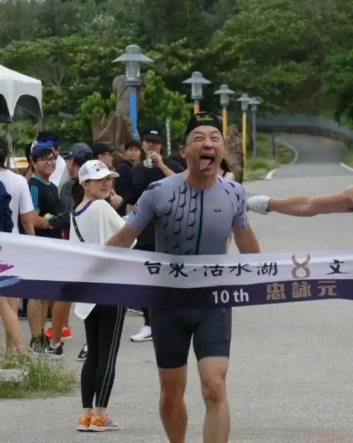 59岁庾澄庆参加铁人三项水中换气不顾表情失控满身肌肉真健壮